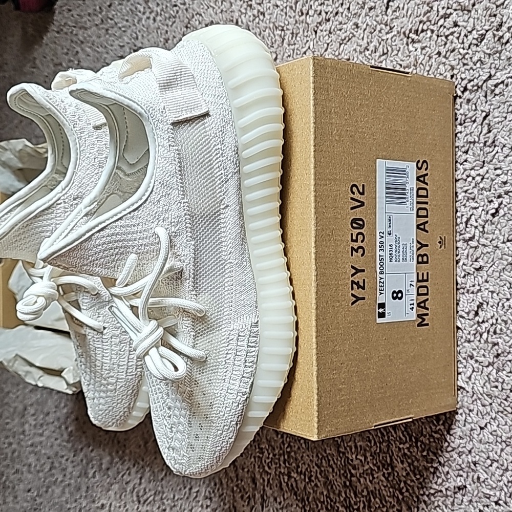 *** SOLD*** Yeezy Boost  350 V2 - Picture 2 of 3